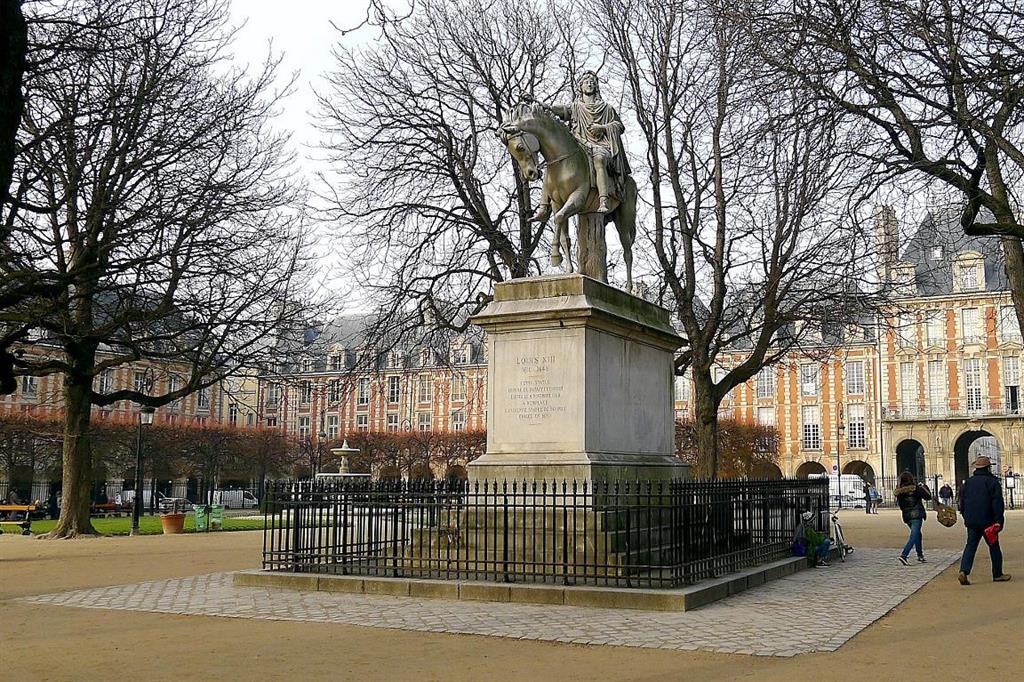 Les secrets de la Place des Vosges - La statue de Louis XIII