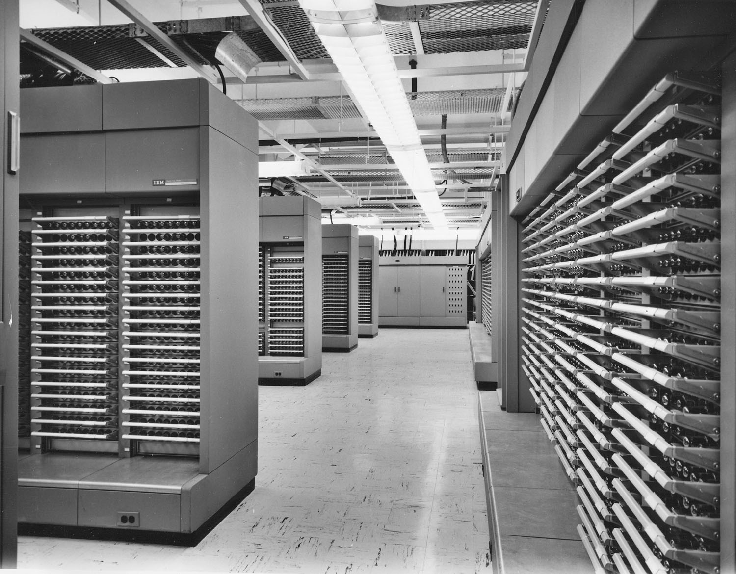 IBM an/FSQ-7. Ламповые ЭВМ БЭСМ-1. Компьютер IBM an/FSQ-7. Первый компьютер ЭВМ. Что такое эвм. IBM an/FSQ-7. Ламповые ЭВМ БЭСМ-1. Компьютер IBM an/FSQ-7. Первый компьютер ЭВМ.