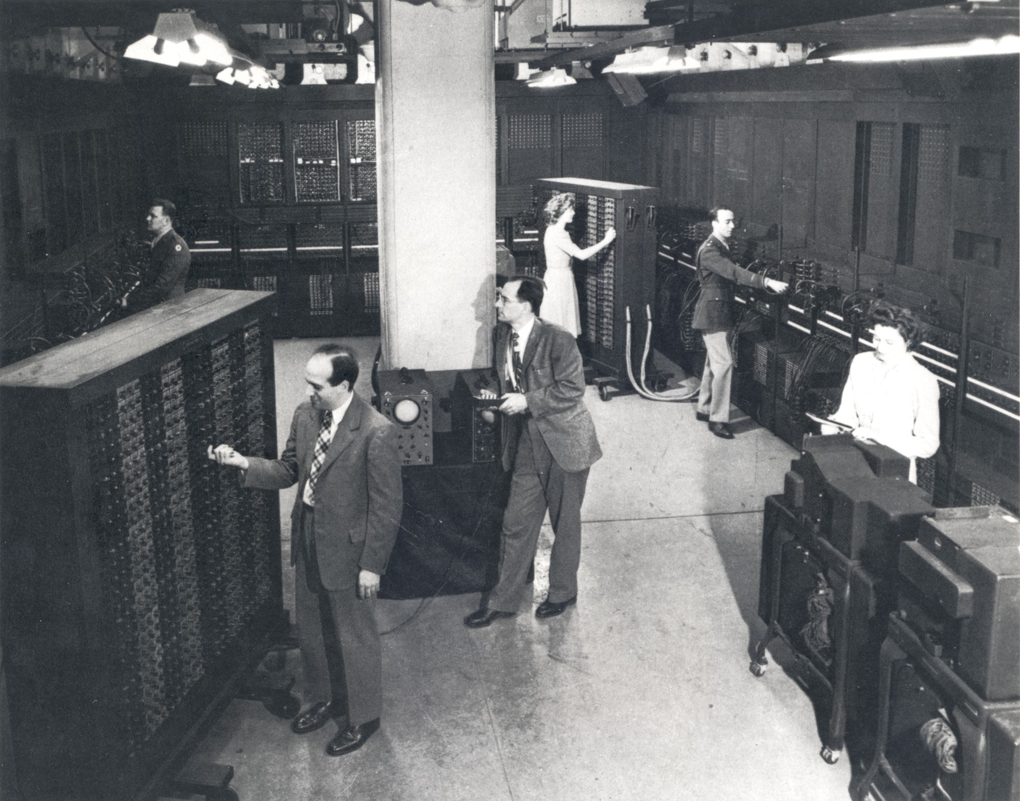 Eniac в каком году он создан. Eniac компьютер 1946 год. Компьютер Eniac 1943. Eniac США 1946 Г. Первый компьютер ЭНИАК 1946.